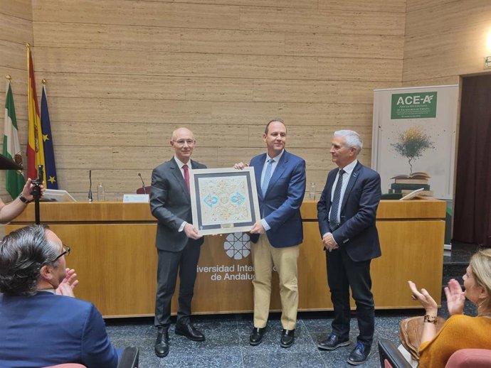 El rector de la UNIA, José Ignacio García, ha recibido este galardón de manos del presidente de la Asociación Colegial de Escritores de España (sección autónoma de Andalucía), Manuel Gahete, y del secretario general de la asociación, José Sarria.