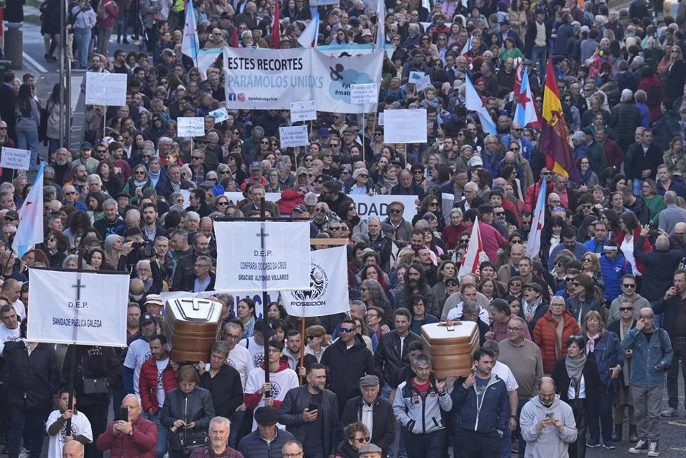 Archivo - Cientos de personas durante una manifestación en defensa de la sanidad pública, en el parque de la Alameda, a 4 de febrero de 2024, en Santiago de Compostela, A Coruña, Galicia (España). La plataforma SOS Sanidade Pública ha convocado esta con