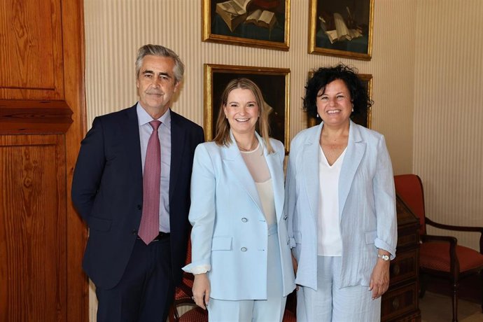 La presidencia del Govern, Marga Prohens, recibe en audiencia al decano del cuerpo consular, Michel Magnier.
