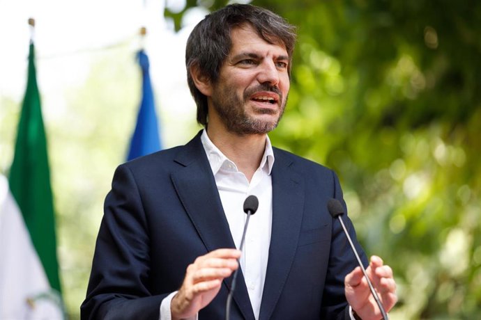 El ministro de Cultura, Ernest Urtasun, interviene durante la visita al Archivo Manuel de Falla. A 20 de junio de 2025, en Granada (Andalucía, España). El ministro de Cultura, Ernest Urtasun, ha visitado el Archivo Manuel de Falla en Granada, de cuya fund