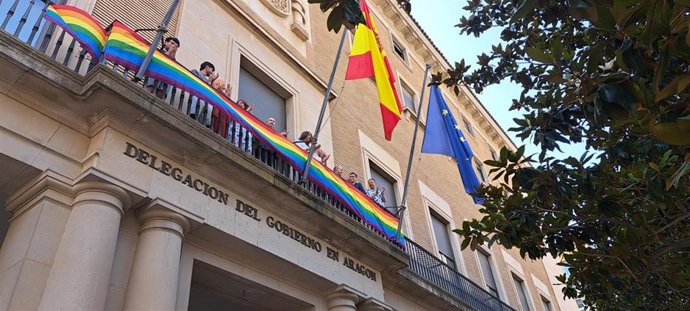 La sede de la Delegación del Gobierno en Aragón luce la pancarta del Orgullo.