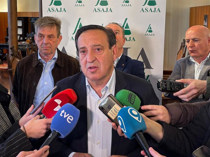 Archivo - Barato atiende a los medios en León.