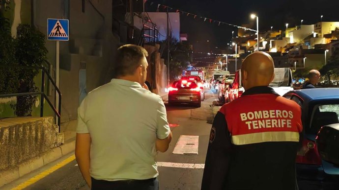 El presidente del Consorcio de Bomberos de Tenerife, Iván Martín, y el suboficial jefe, Ibrahim Ben Mohamed