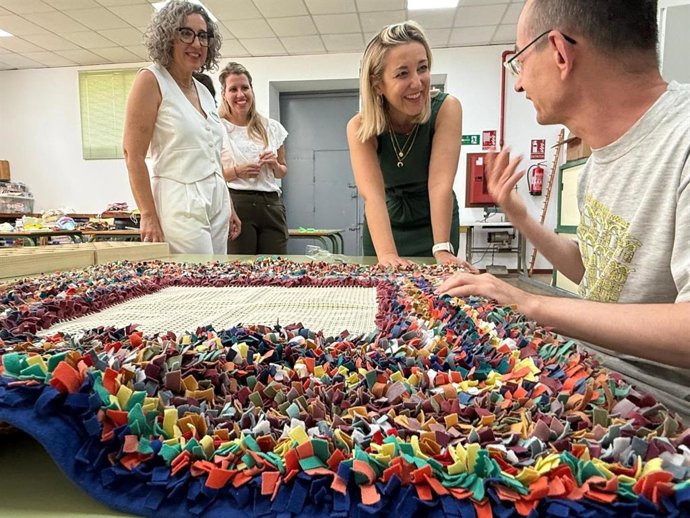 La alcaldesa de Alcalá felicita a Prolaya por sus 35 años en beneficio de inclusión de personas vulnerables.