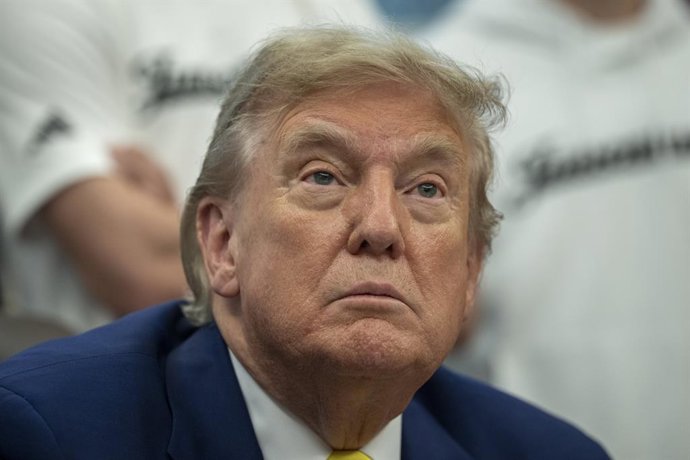 18 de junho de 2025, Washington, Distrito de Columbia, EUA: O presidente dos Estados Unidos, Donald J. Trump, responde às perguntas dos repórteres durante uma reunião com membros do clube de futebol Juventus no Salão Oval da Casa Branca em Washington, DC,