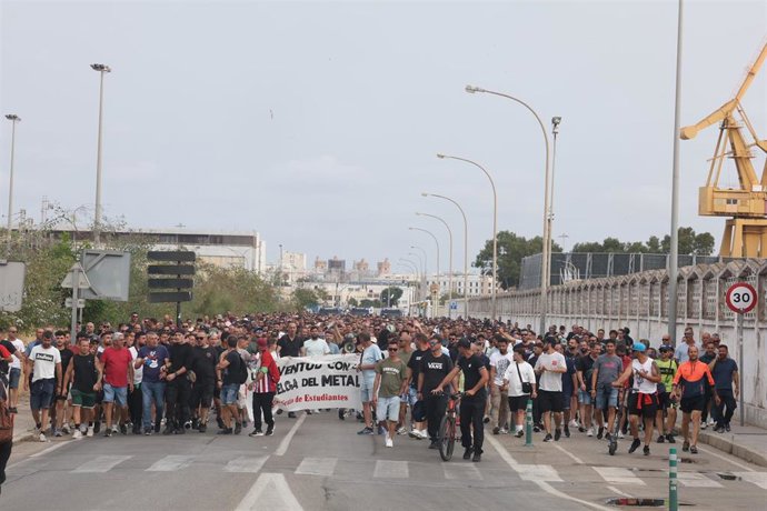 Trabajadores del metal durante la huelga de este martes en Cádiz.