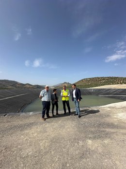 Acosta (2º dcha.), con los alcaldes, en la visita a las obras del proyecto de regadío con aguas regeneradas.