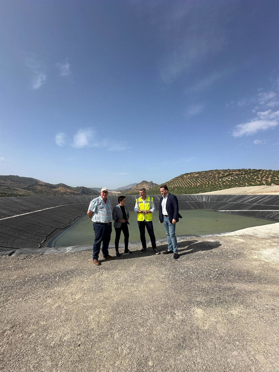 Acosta (2 dcha.), con los alcaldes, en la visita a las obras del proyecto de regadío con aguas regeneradas.
