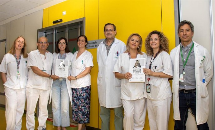 Parte del equipo de Neurología del Hospital Virgen de las Nieves con el premio Diamante Angels