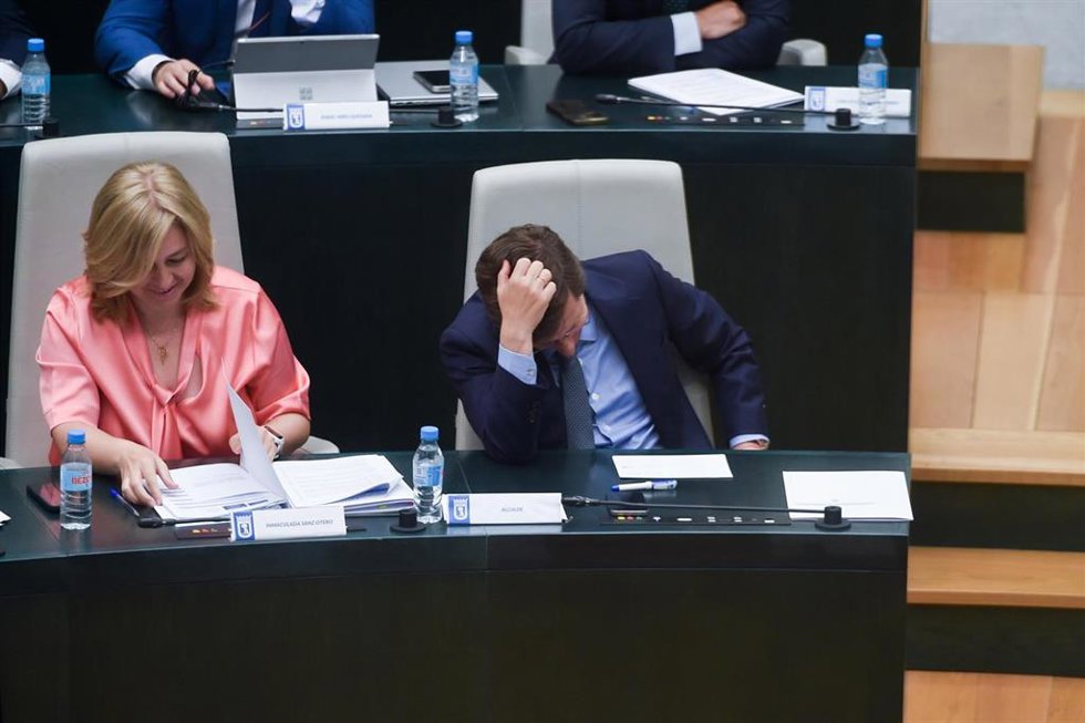 La vicealcaldesa de Madrid, Inmaculada Sanz y el alcalde de Madrid, José Luis Martínez-Almeida, durante un pleno del Ayuntamiento de Madrid, en el Palacio de Cibeles
