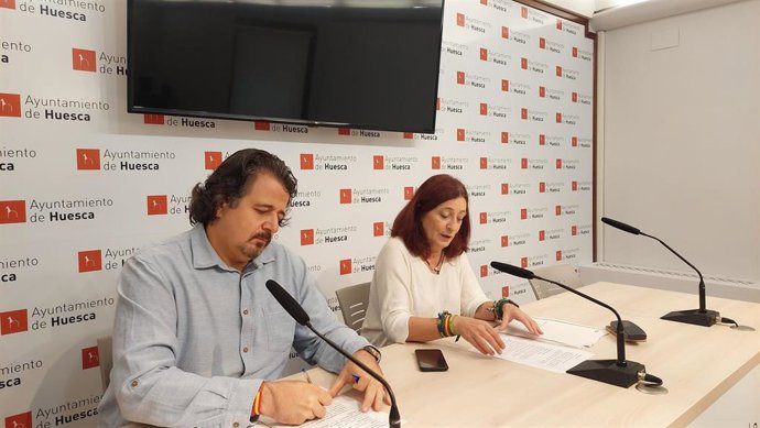 Archivo - El portavoz de VOX en el Ayuntamiento de Huesca, José Luis Rubió, y la concejala Susana Magán.