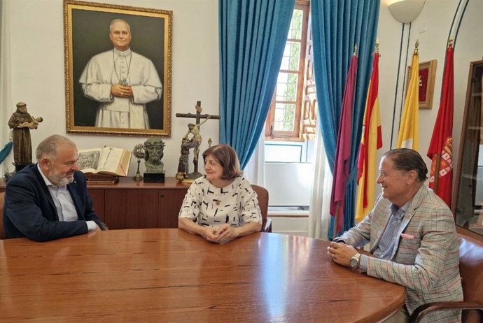 De izquierda a derecha: el presidente del Scrats, Lucas Jiménez; la presidenta de la UCAM, María Dolores García, y el vicedecano del Grado en Ingeniería Civil de la institución, Pedro de los Santos Jiménez