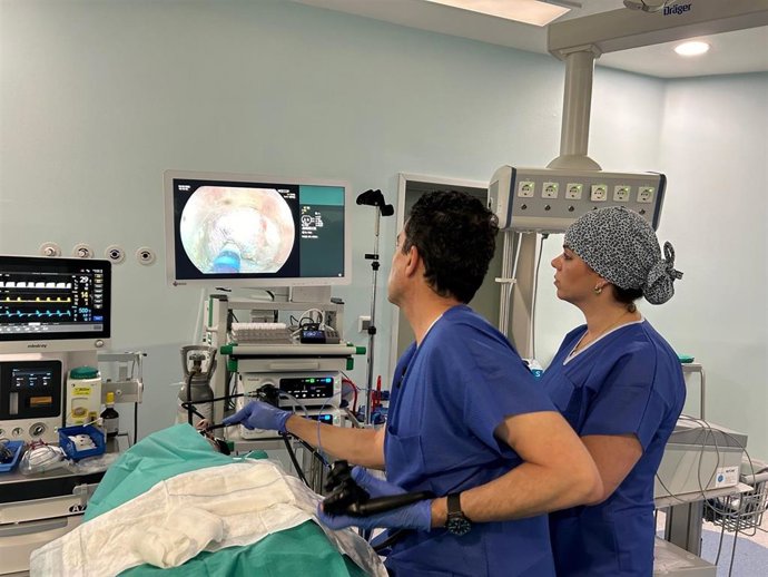 Viamed lleva a cabo una "novedosa intervención" para enfermos de acalasia, con "menos dolor y más eficacia".