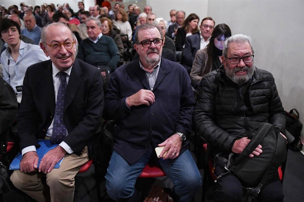 Archivo - (I-D) El exsecretario general de UGT Nicolás Redondo; el expresidente de la Junta de Andalucía José Rodríguez de la Borbolla, y el exsecretario general de UGT Cándido Méndez, en una foto de archivo a 21 de noviembre de 2023, en Madrid (España)