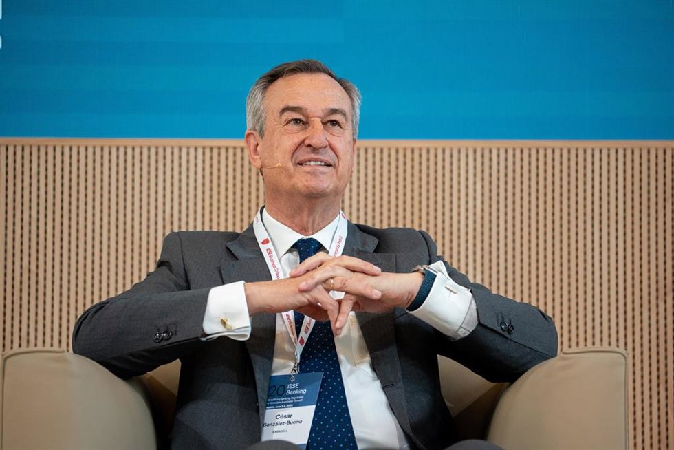 El CEO de Banco Sabadell, César González-Bueno, durante la segunda jornada del Encuentro del Sector Bancario, organizado por IESE, en el Edificio Executive del IESE Madrid, a 4 de junio de 2025, en Madrid (España). El encuentro trata sobre la banca y su