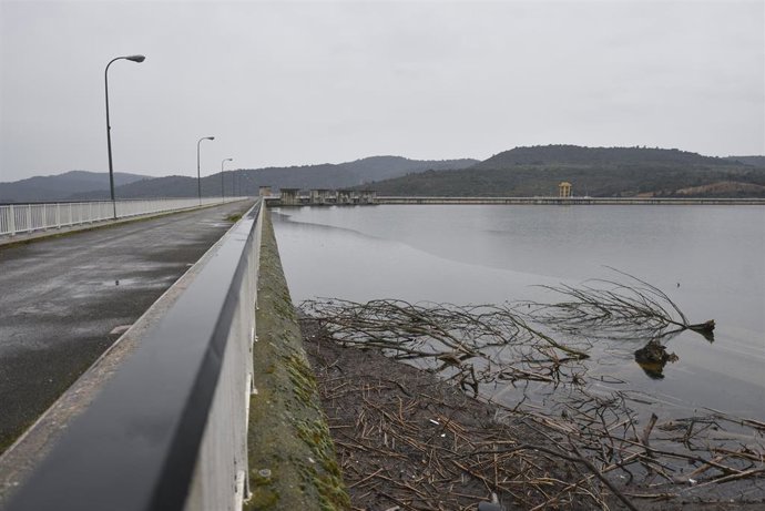 Archivo - Vista del embalse de El Grado, en marzo de 2025, en Huesca, Aragón (España).