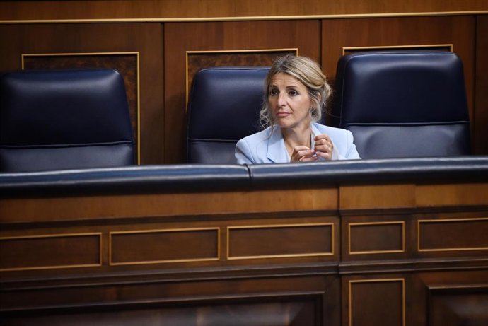 La vicepresidente segunda y ministra de Trabajo, Yolanda Díaz, durante una sesión plenaria, a 28 de mayo de 2025, en Madrid (España). 