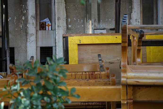 23 de junho de 2025, Síria, Damasco: Uma vista mostra os danos dentro da Igreja Mar Elias no bairro de Dweila, após o atentado suicida no domingo, 22 de junho, que matou 22 pessoas e feriu 59, de acordo com estatísticas do Ministério da Saúde da Síria.