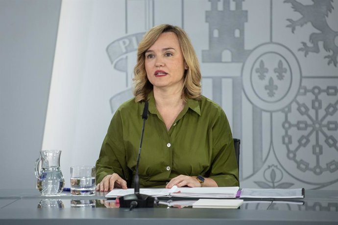 A Ministra da Educação, Formação Profissional e Esporte e Porta-voz do Governo, Pilar Alegría, durante uma coletiva de imprensa após a reunião do Conselho de Ministros, no Palácio La Moncloa, em 24 de junho de 2025, em Madri (Espanha). O Cons