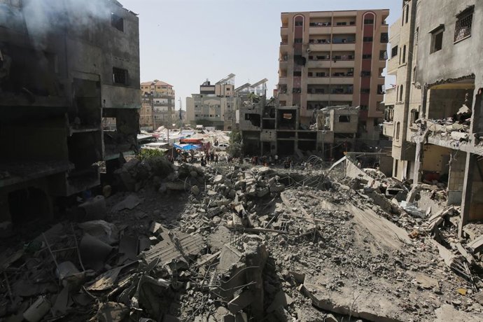 Archivo - Arquivo - Prédios destruídos após um ataque do exército israelense ao campo de refugiados palestinos de Nuseirat, na Faixa de Gaza (arquivo)