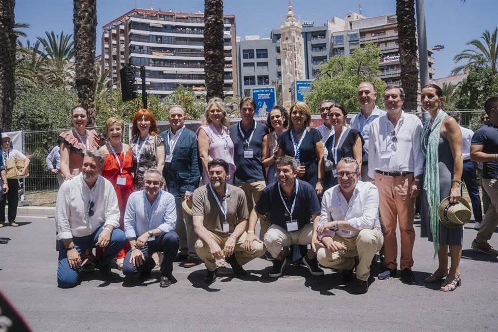 Mazón, los miembros de su Consell, Barcala y Toni Pérez, entre otros, en la última masclet de Fogueres 2025