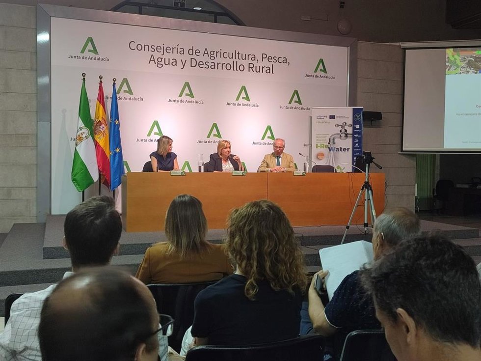 La viceconsejera de Agricultura, Pesca, Agua y Desarrollo Rural, Consolación Vera, en la inauguración de la jornada Economía circular del agua. Uso del agua regenerada en agricultura.