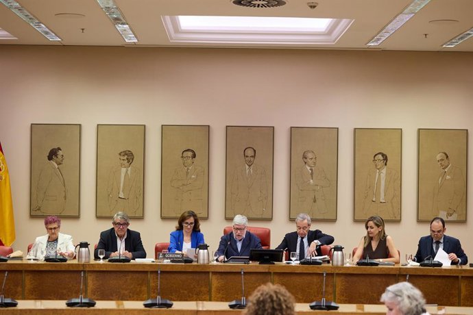 O primeiro vice-presidente da Comissão, Modesto Pose (2i); a ministra da Saúde, Mónica García (3i) e o presidente da Comissão, Agustín Santos (4i), durante a Comissão de Saúde, no Congresso dos Deputados, em 24 de junho de 2025, em Madri.