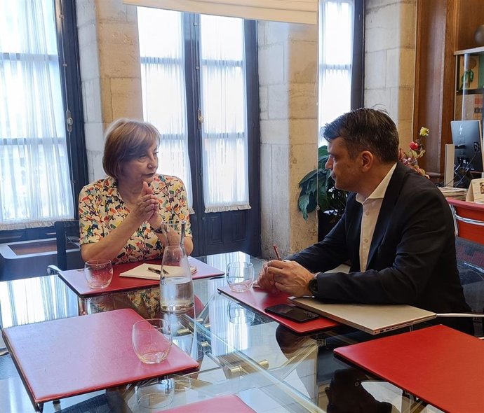 La alcaldesa de Avilés, Mariví Monteserín, con el Viceconsejero de Industria, Juan Carlos Campo, en el Ayuntamiento de Avilés.