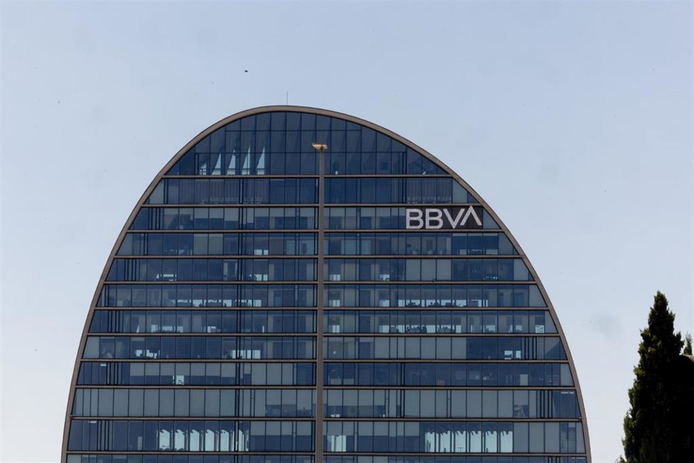 Archivo - Fachada de la sede de BBVA, a 31 de julio de 2024, en Madrid (España). BBVA ha dado hoy algunos detalles más sobre los ahorros de costes que prevé obtener de la OPA de carácter hostil que ha anunciado sobre Banco Sabadell, incluyendo un ahorro