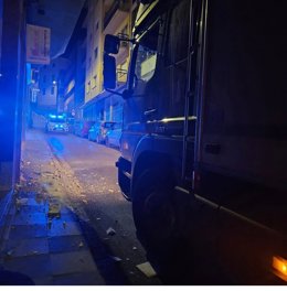 Un camión provoca daños tras quedar atascado en una calle de Cuenca.