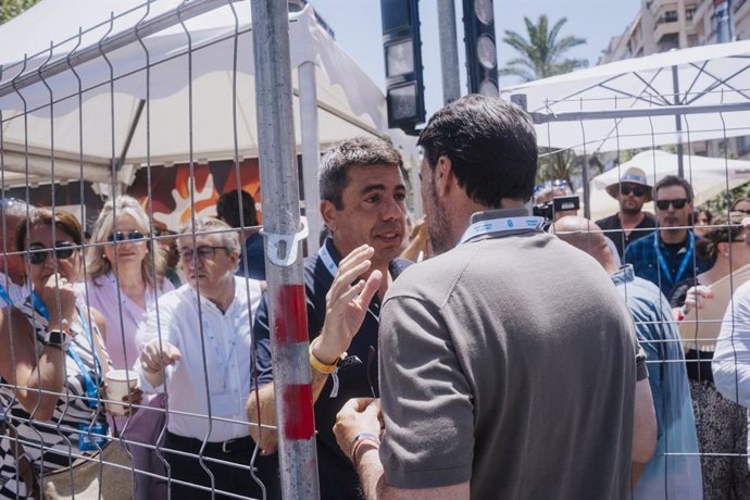 El president de la Generalitat, Carlos Mazón, assisteix al tancament del conclurso de mascletaes de Fogueres 2025