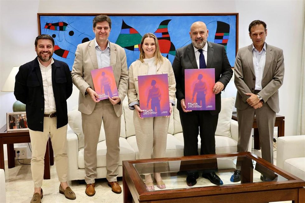 La presidenta del Govern, Marga Prohens, en el encuentro con el alcalde de Palma, Jaime Martínez, sobre la candidatura de Palma a Capital Europea de la Cultura