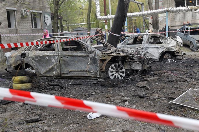 Archivo - Arquivo - 17 de abril de 2025, Dnipro, Ucrânia: Carros destruídos estão no pátio de uma área residencial danificada pelo ataque em grande escala de drones russos, que ocorreu na noite de quarta-feira, 16 de abril. O ataque russo tirou a vida de 