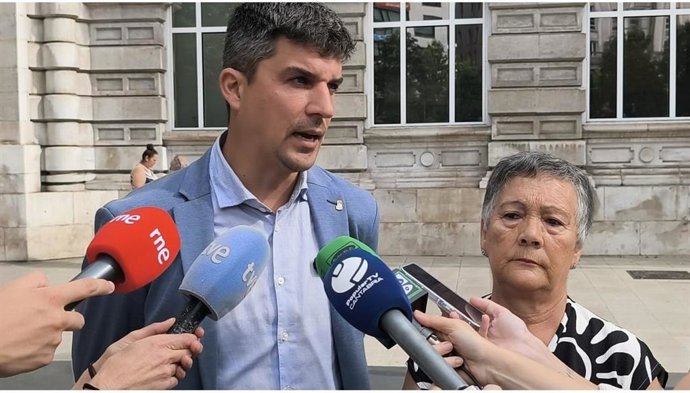 El portavoz del PSOE, Daniel Fernández, presenta las alegaciones a la nueva OLA