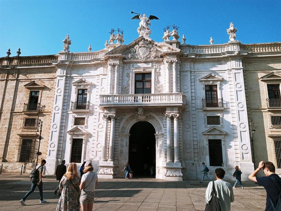 Archivo - Fachada del Rectorado de la Universidad.
