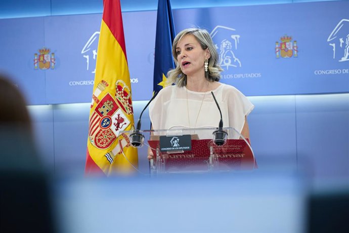 A porta-voz da Sumar no Congresso, Verónica Martínez, durante uma coletiva de imprensa antes da Reunião de Porta-vozes, no Congresso dos Deputados, em 24 de junho de 2025, em Madri (Espanha).