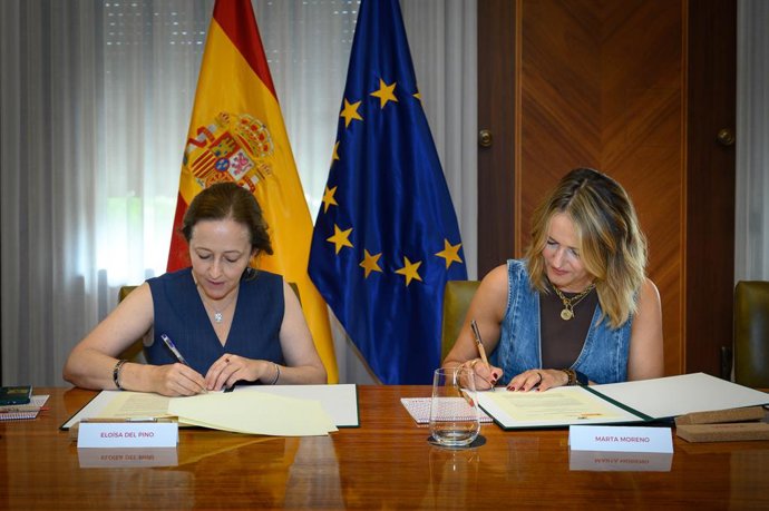 (da esquerda para a direita): Eloísa del Pino, Presidente do CSIC, e Marta Moreno, Vice-Presidente da AstraZeneca Foundation e Diretora de Assuntos Corporativos e Acesso ao Mercado da AstraZeneca Espanha.