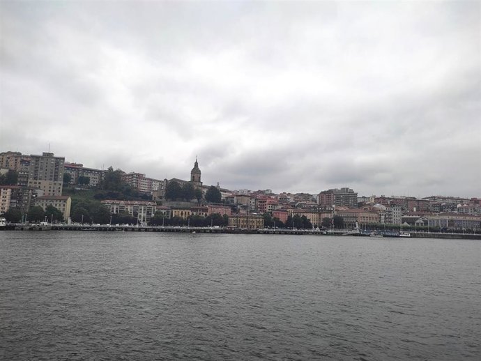 Cielo muy nublado sobre Portugalete (Bizkaia)