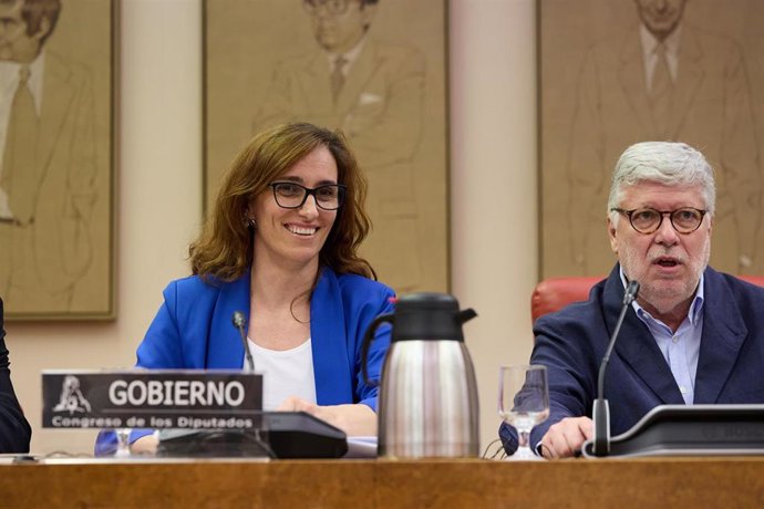 La ministra de Sanidad, Mónica García y el presidente de la Comisión, Agustín Santos, durante la Comisión de Sanidad, en el Congreso de los Diputados, a 24 de junio de 2025, en Madrid (España). 