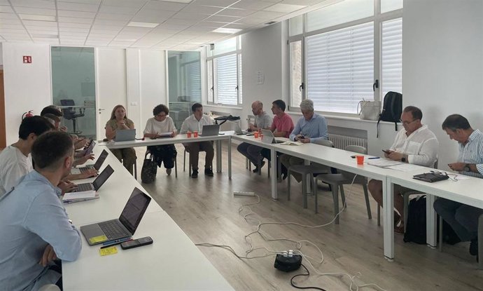 Imagen de la reunión de este martes del grupo de trabajo de revitalización industrial y laboral en Sakana