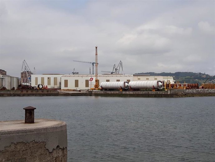 Archivo - Imagen de El Tallerón de Duro Felguera desde la playa de Poniente (Archivo)