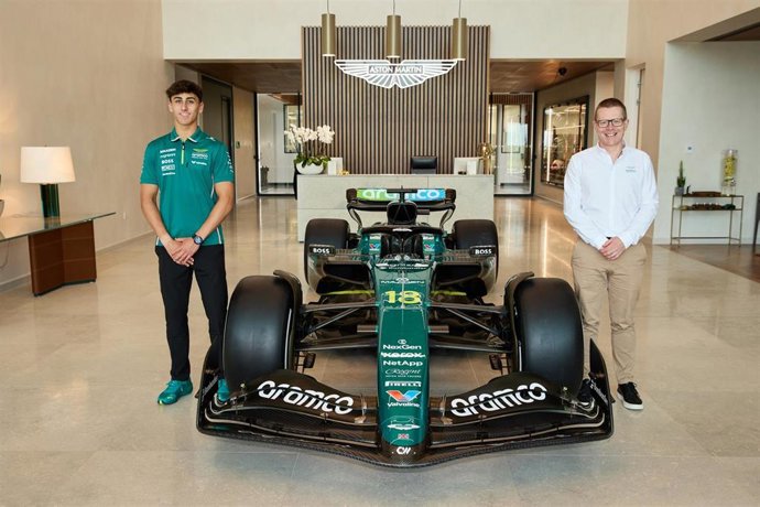 El piloto español Mari Boya y el director de equipo de Aston Martin, Andy Cowell.