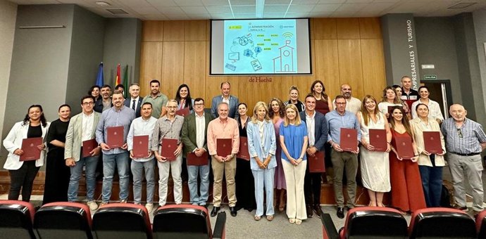 Firma de la adhesión de municipios de Huelva a 'La Administración cerca de ti'.