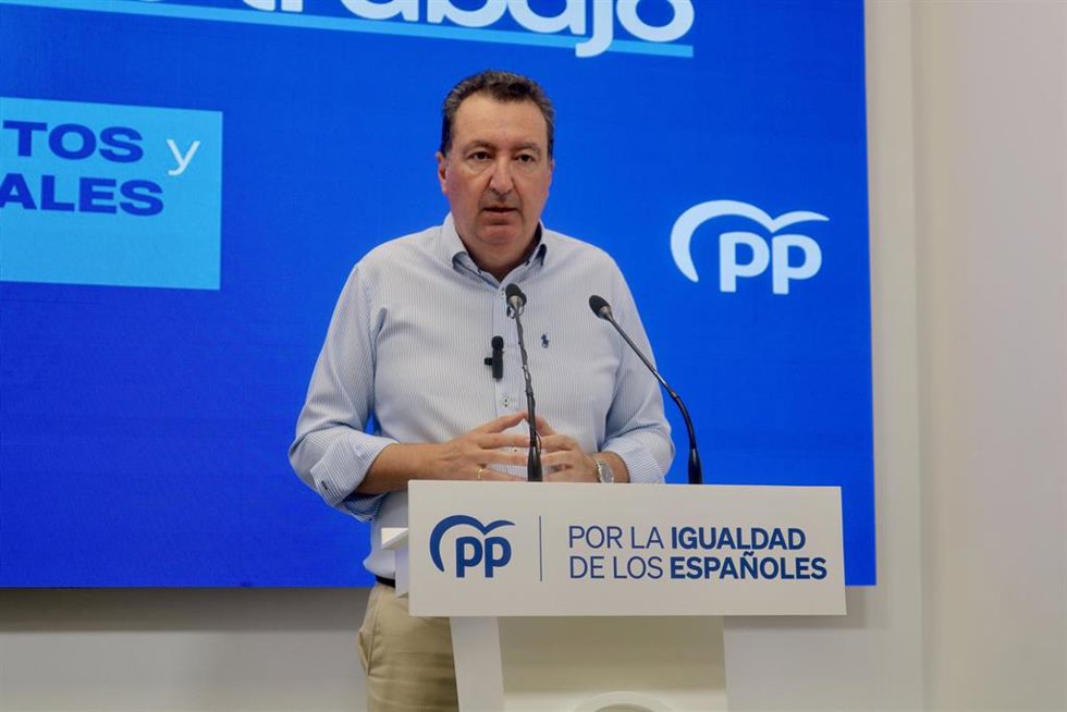 El presidente del PP de Huelva, Manuel Andrés González, este martes en rueda de prensa.