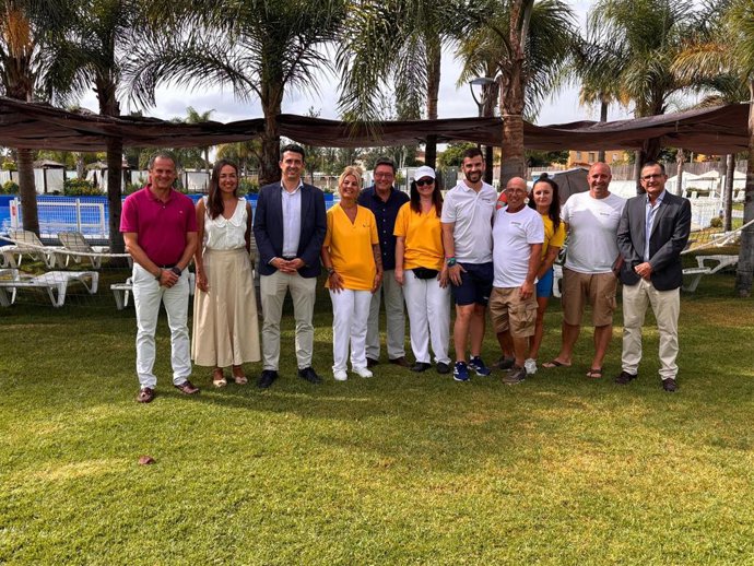 El delegado de Desarrollo Educativo en el Ayuntamiento de Jerez, José Ángel Aparicio, junto al director general de UNEI, Rafael Cía, y el director de Arena Village, Gabriel Selma