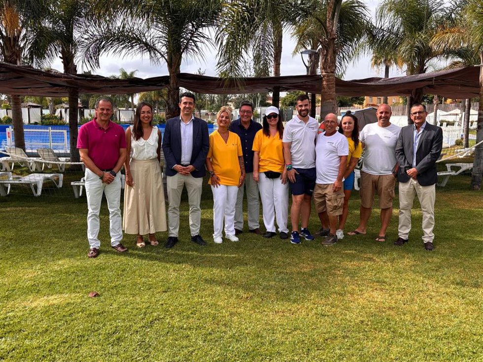 El delegado de Desarrollo Educativo en el Ayuntamiento de Jerez, José Ángel Aparicio, junto al director general de UNEI, Rafael Cía, y el director de Arena Village, Gabriel Selma