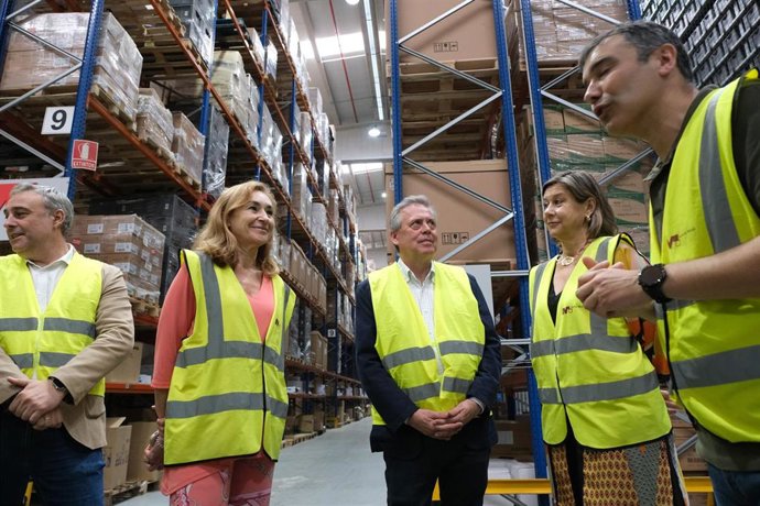 La consejera de Salud y Políticas Sociales, María Martín, y el conselleiro de Sanidade, Antonio Gómez Caamaño, visitan la Plataforma Loxística del Sergas.