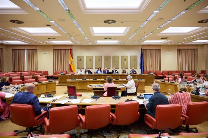 Comisión de Sanidad con la comparecencia de la ministra Mónica García.