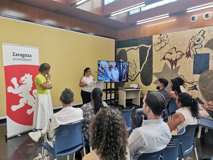 La consejera municipal de Políticas Sociales, Marian Orós, presenta la campaña de concienciación sobre la inclusión de la población gitana