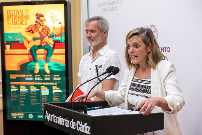 La teniente de alcalde de Cultura en el Ayuntamiento de Cádiz, Maite González,  y el director de Teatros de Cádiz, Pepe Bedoya, presentan los espectáculos del verano en Cádiz.